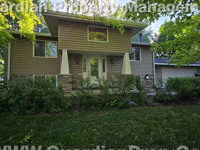 3335 Urbandale Ln N — Photo 1