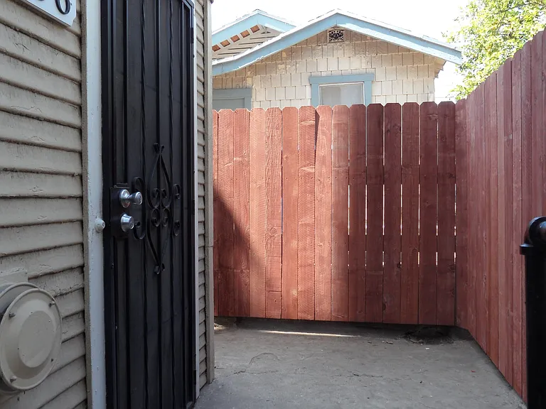 1166 W Edgeware Rd — Photo 9