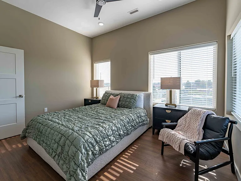 1364 E Battlefield Rd — Photo 6