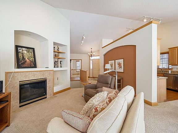 4th image of 579 Holly Ln N