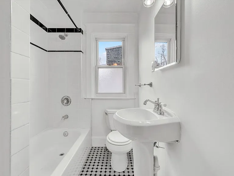 1029 W Locust St — Photo 13
