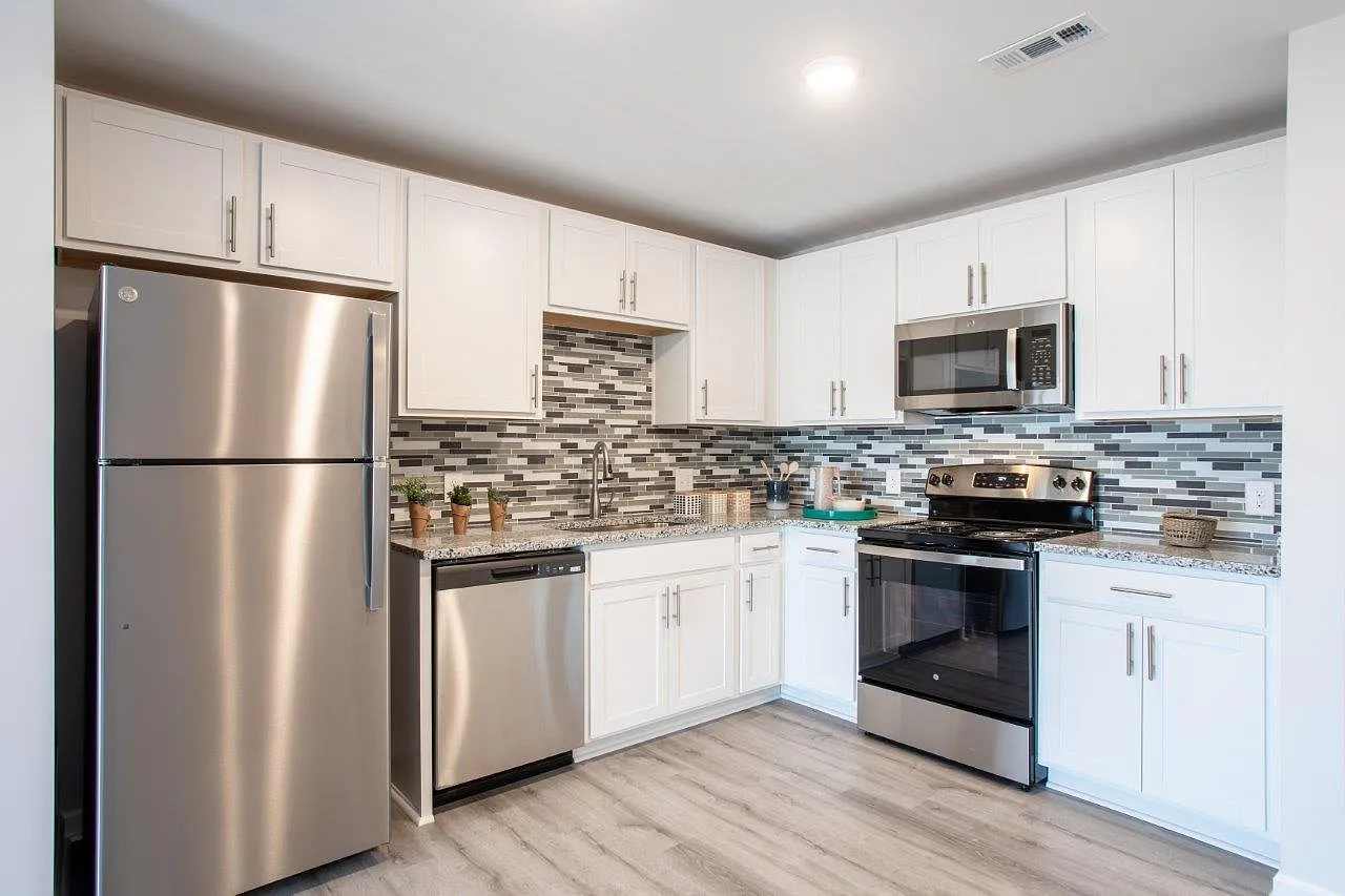 Hickory Creek Apartment and Townhomes — Photo 1
