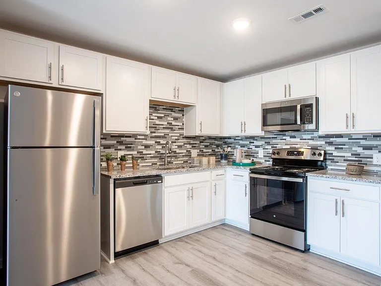 Hickory Creek Apartment and Townhomes — Photo 1