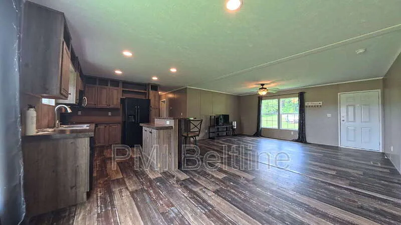 4 bed, 2.0 bath, 1901 sqft, $1,925 — Photo 2