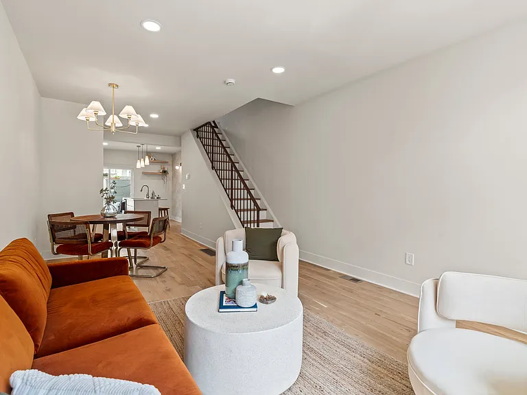 1031 Mercy St — Photo 5
