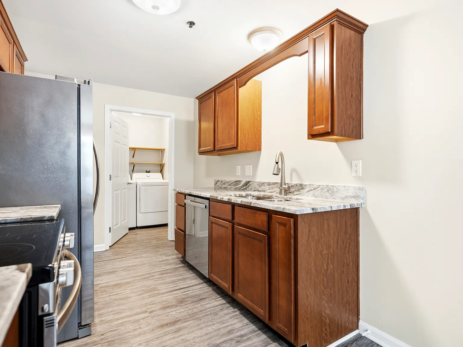 858 Malabu Dr — Photo 2