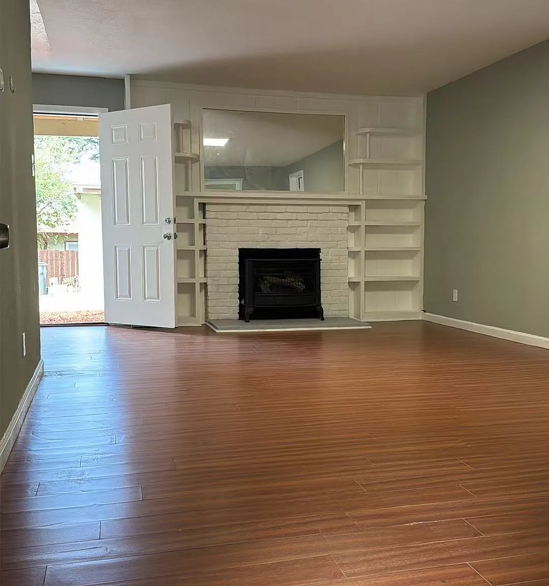 3 bed, 990 sqft, $2,950 — Photo 2