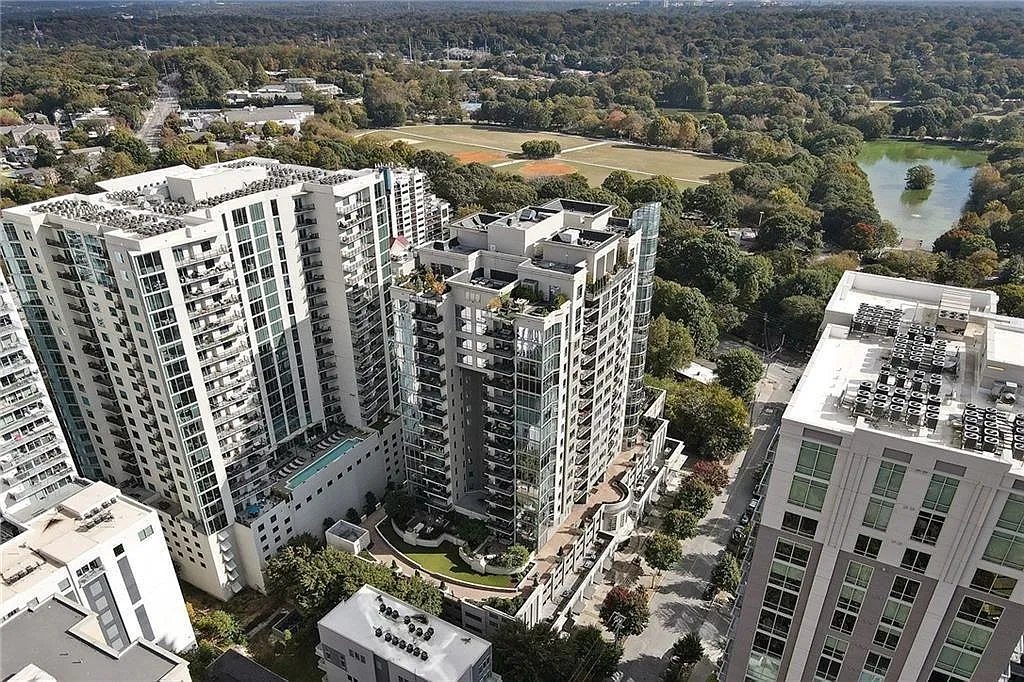 2 bed, 2.0 bath, 1329 sqft, $3,900 — Photo 3