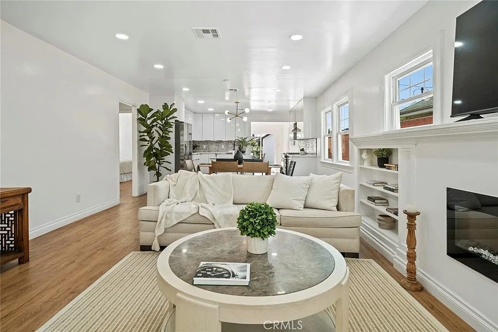 4 bed, 3.5 bath, 1908 sqft, $5,800 — Photo 4