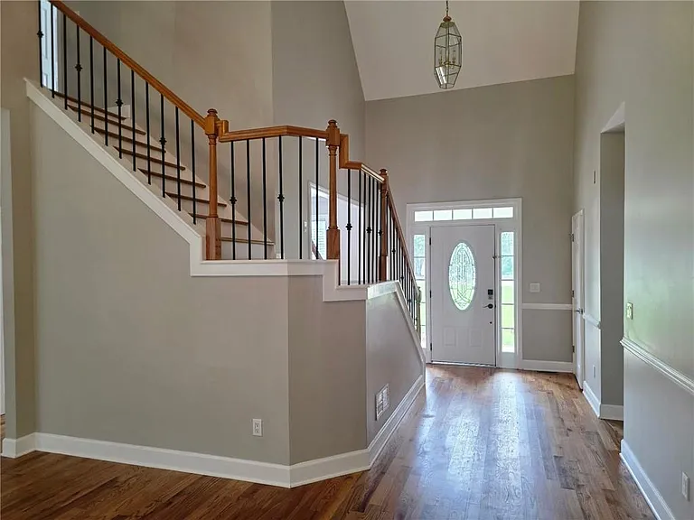 2257 Roseberry Ln — Photo 2