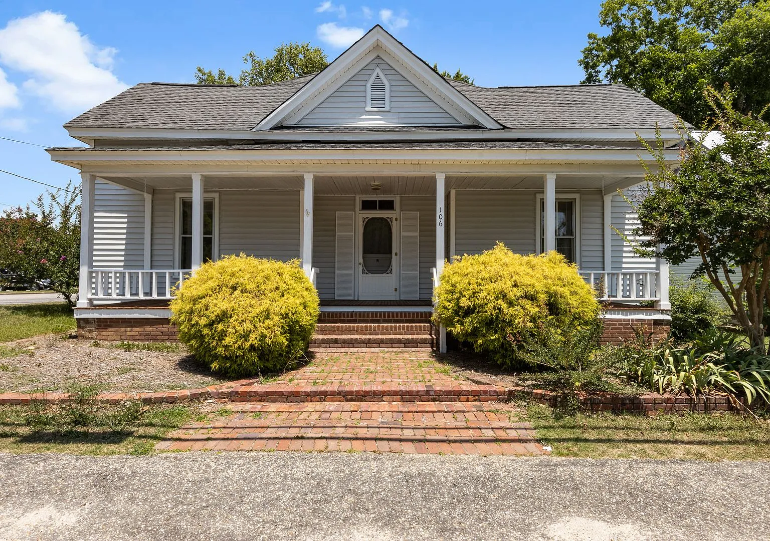Beautiful Home Downtown Lillington — Photo 1