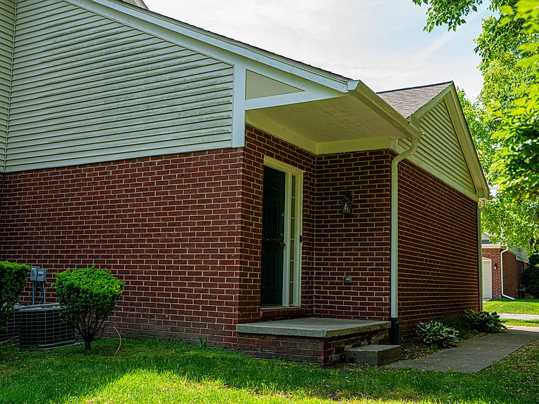 1868 Maple Park Dr W — Photo 2