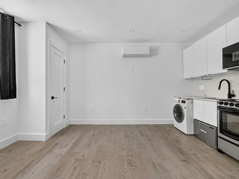 241 W 75th St #3C — Photo 4