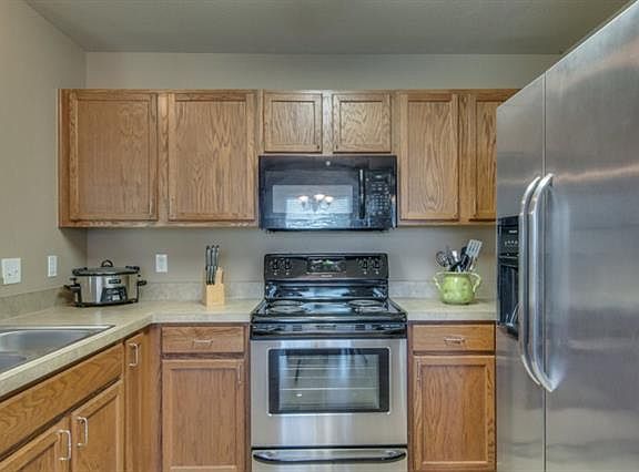 5th image of 415 Piccadilly Cir