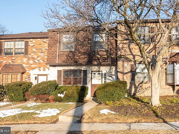 3rd image of 310 Glen Way #310