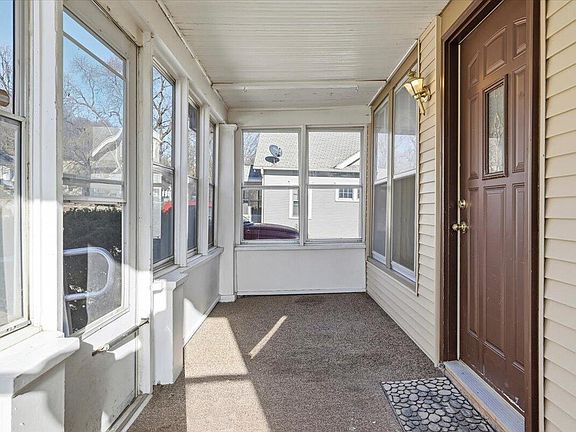 4th image of 1107 E Washington Ave