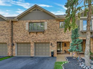 71 Country Club Dr, Bloomingdale, IL 60108