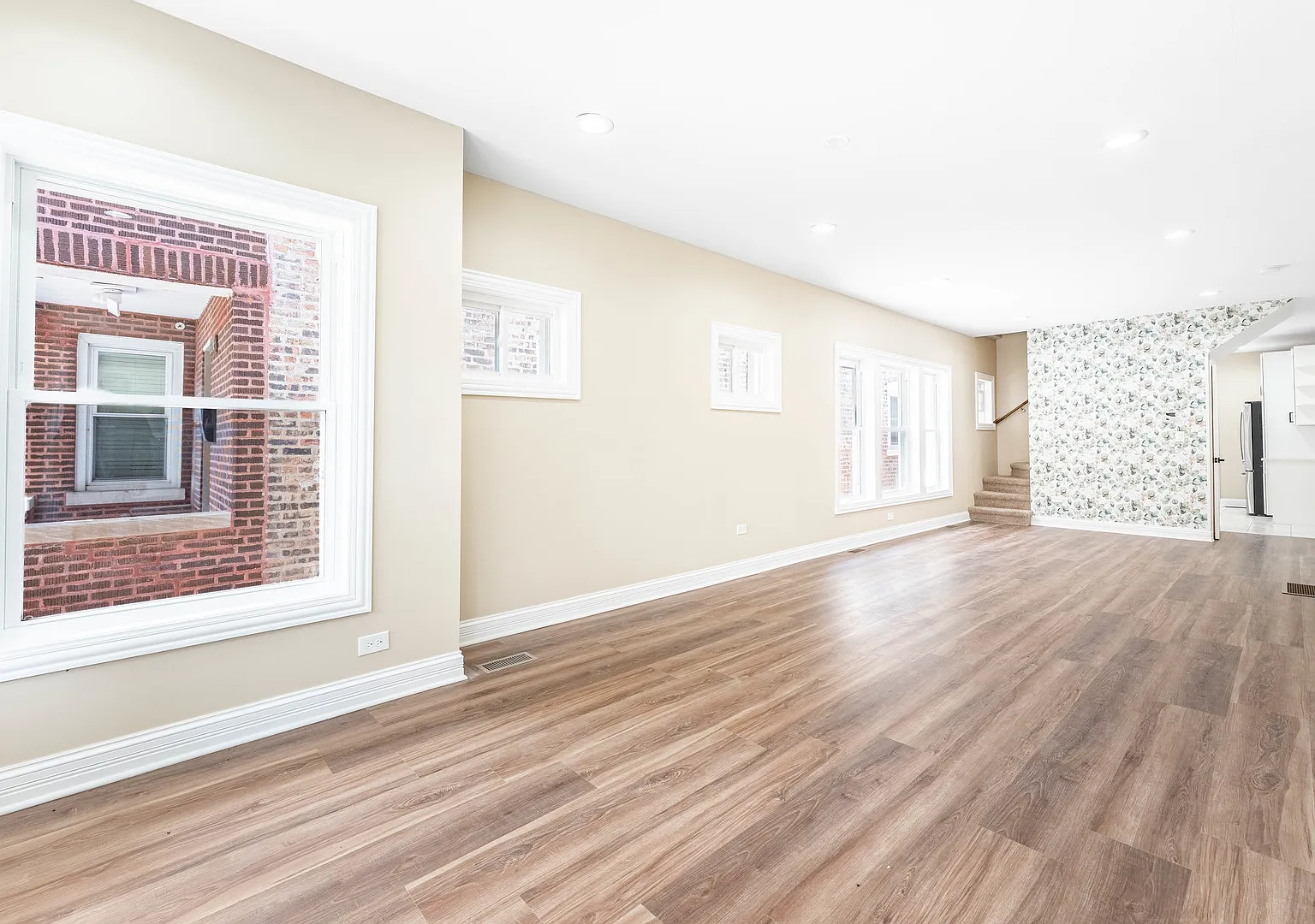 5 bed, 2800 sqft, $3,650 — Photo 2