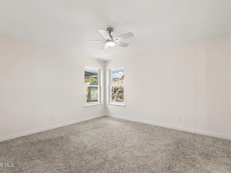 936 Oneida Dr — Photo 17