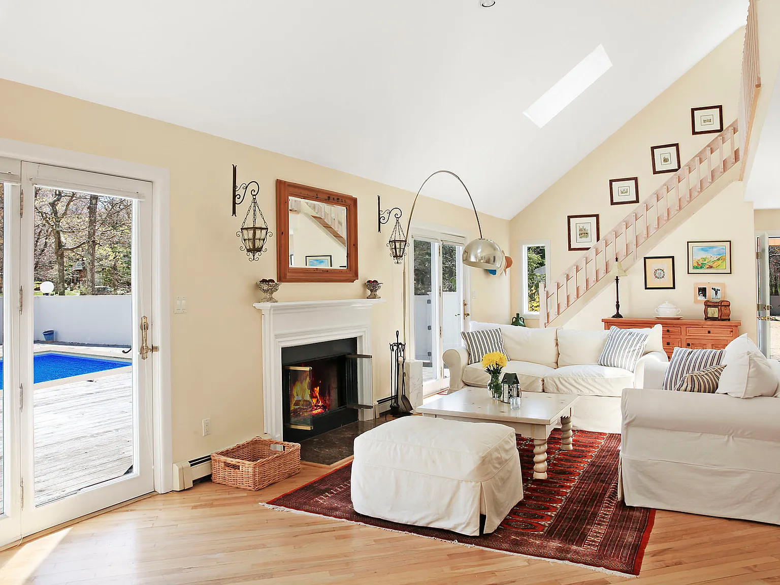 Beautiful Open and Airy Northwest Retreat — Photo 3