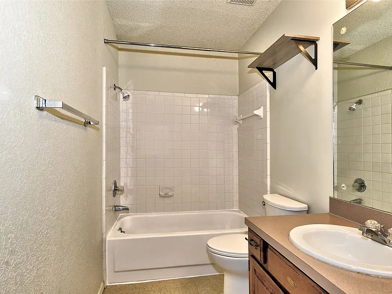 324 W Quantico St — Photo 15