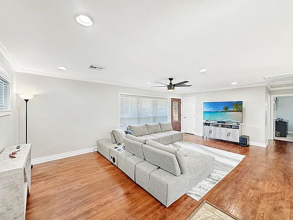 5th image of 218 Carolyn Dr