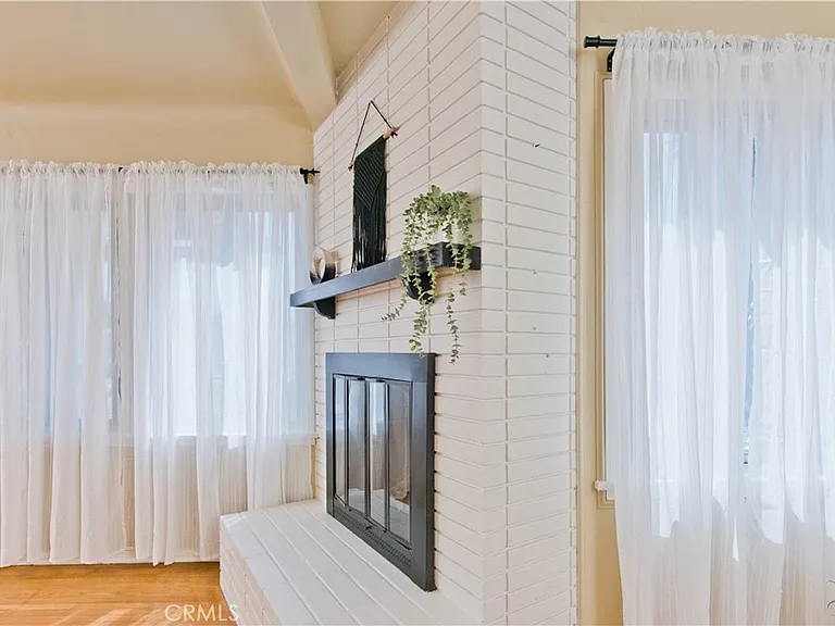 2121 N Screenland Dr — Photo 11