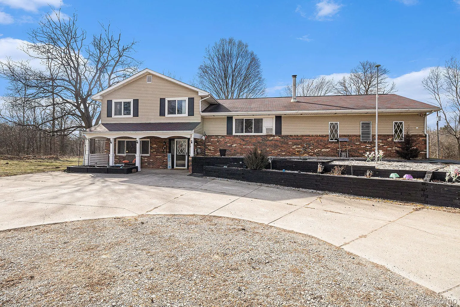 2021 Brewer Rd photo 1