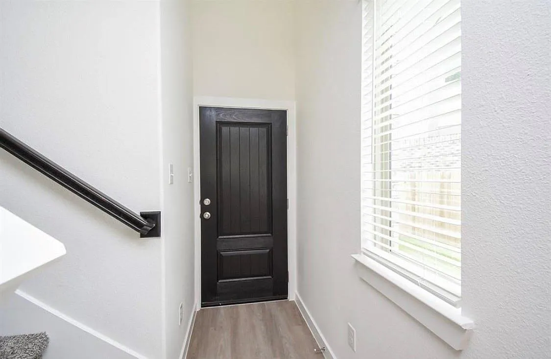 3 bed, 2.5 bath, 1451 sqft, $1,950 — Photo 3