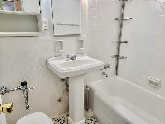 Rented by Capri Jet Realty Corp | media 7