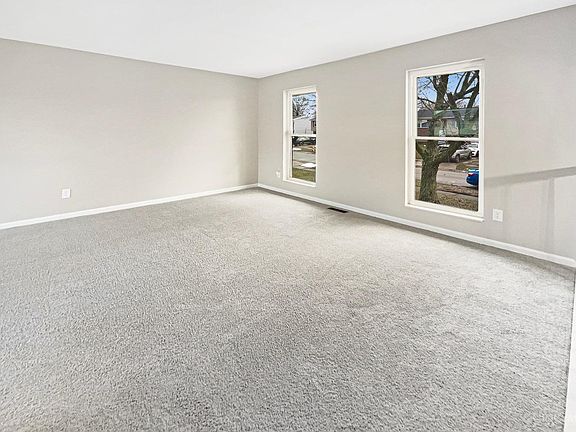 3rd image of 946 Harrogate Ct