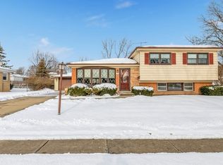1722 W Robbie Ln, Mount Prospect, IL 60056