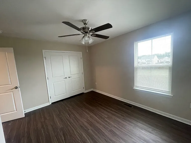 2410 Walthall Ct — Photo 6