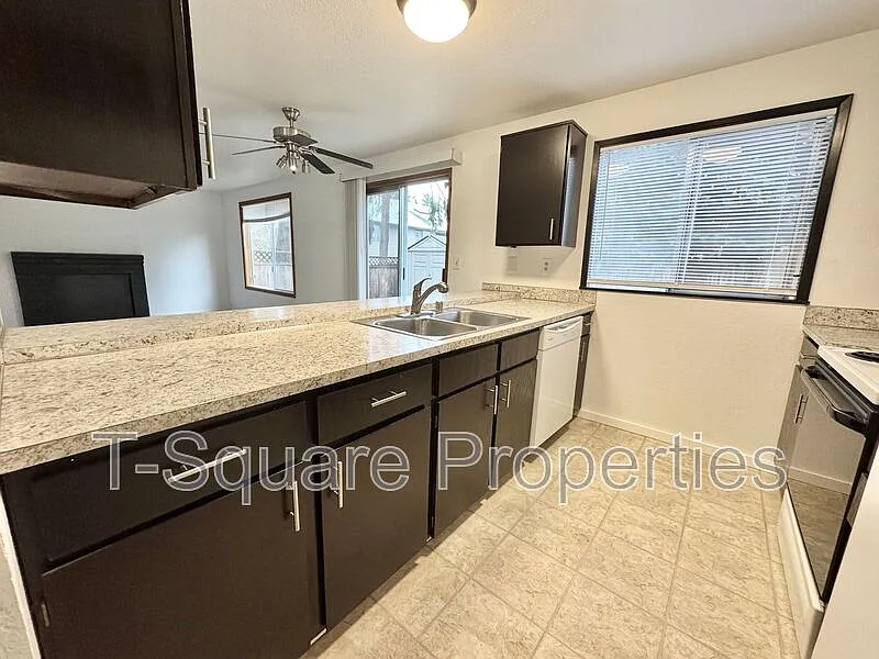 2 bed, 2.0 bath, 924 sqft, $2,298 — Photo 3