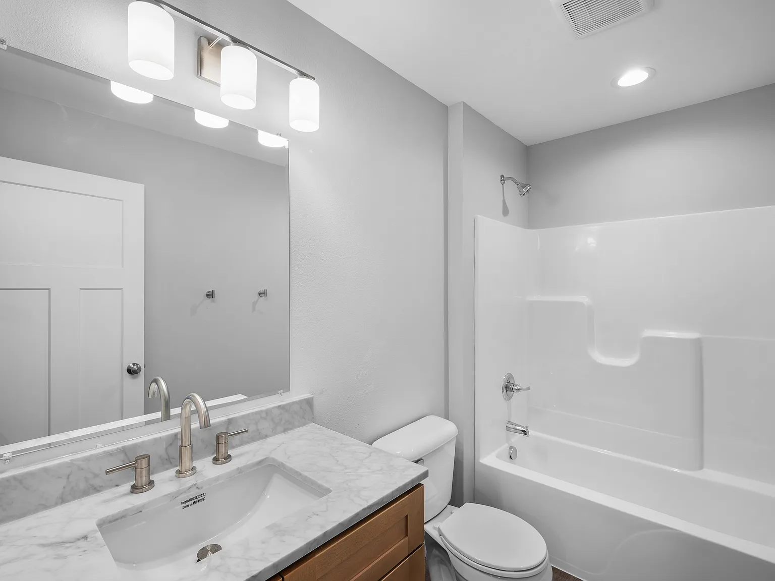 3 bed, 2.5 bath, $2,100 — Photo 3