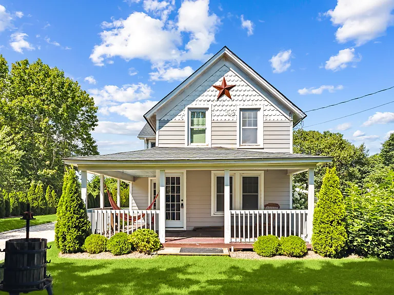 148 Montauk Hwy — Photo 1