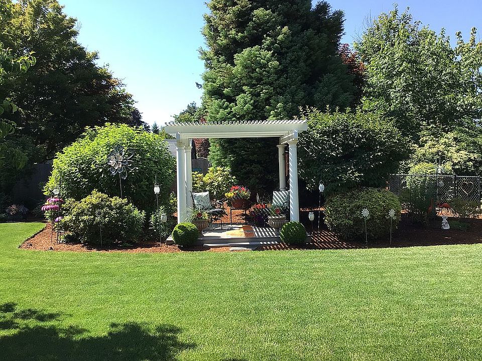 2nd image of 725 NW Baker Dr