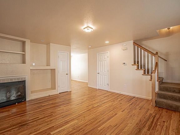 4th image of 827 Blackberry Ln