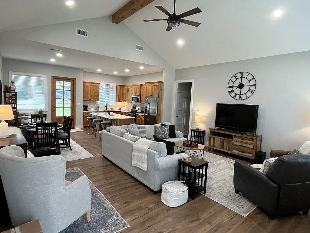 3 bed, 1600 sqft, $2,550 — Photo 3