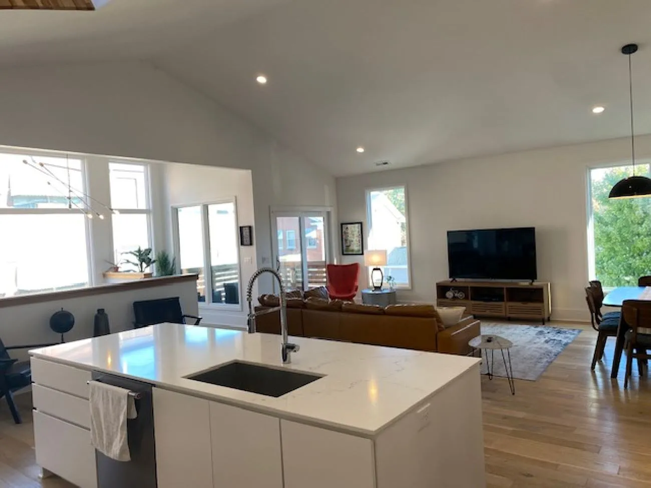 3 bed, 2000 sqft, $3,000 — Photo 3