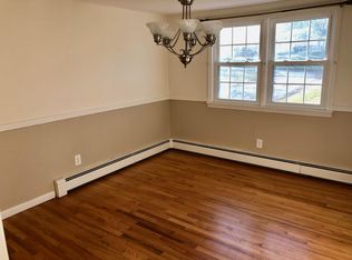 16 Pilgrim Ln, Sandy Hook, CT 06482