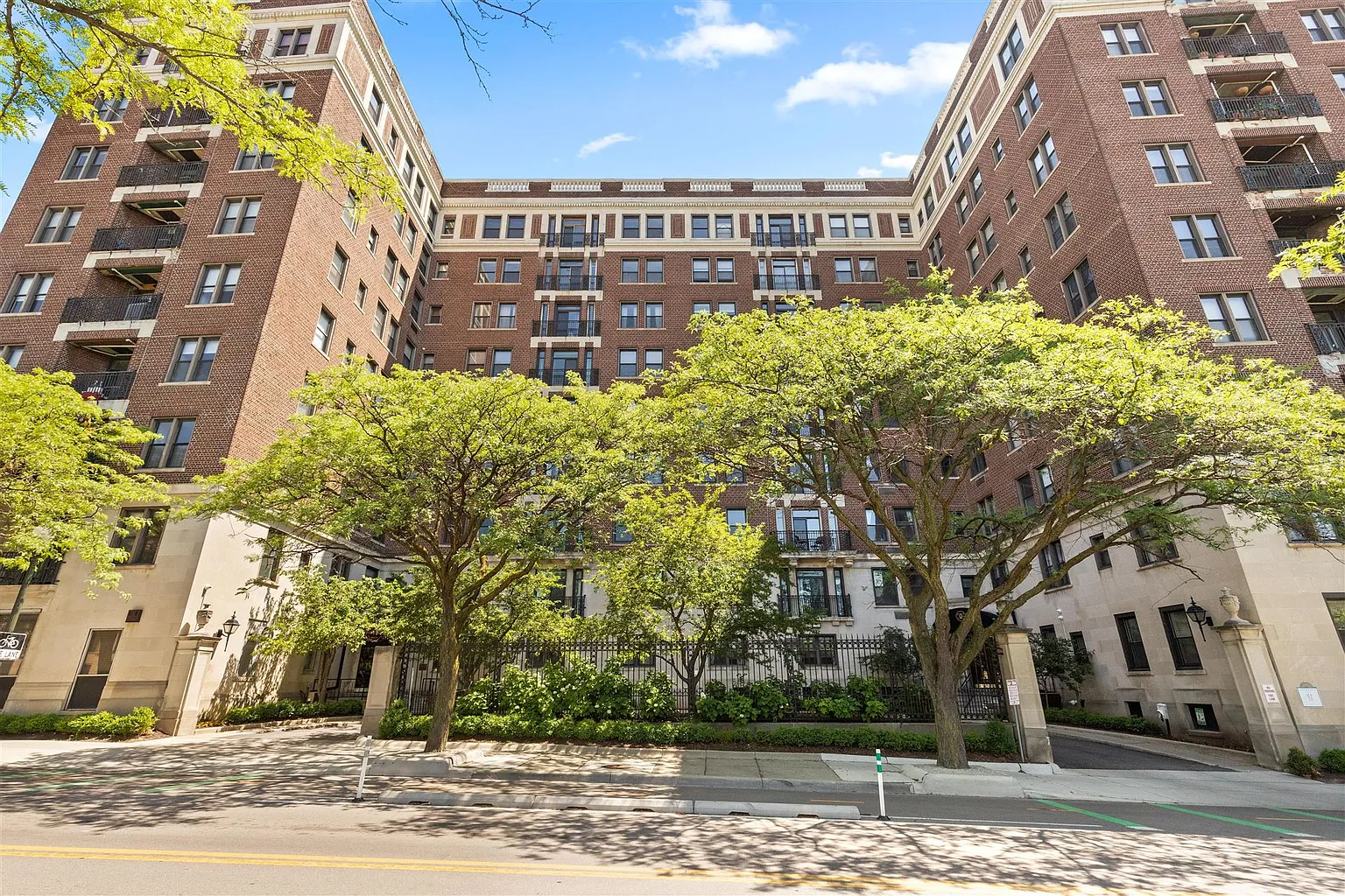 2900 E Jefferson Ave APT C2 photo 1