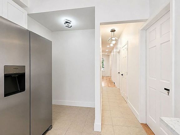 5th image of 1410 E 52nd St