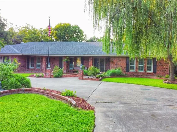 1514 W Lake Dr, Taylor, TX 76574