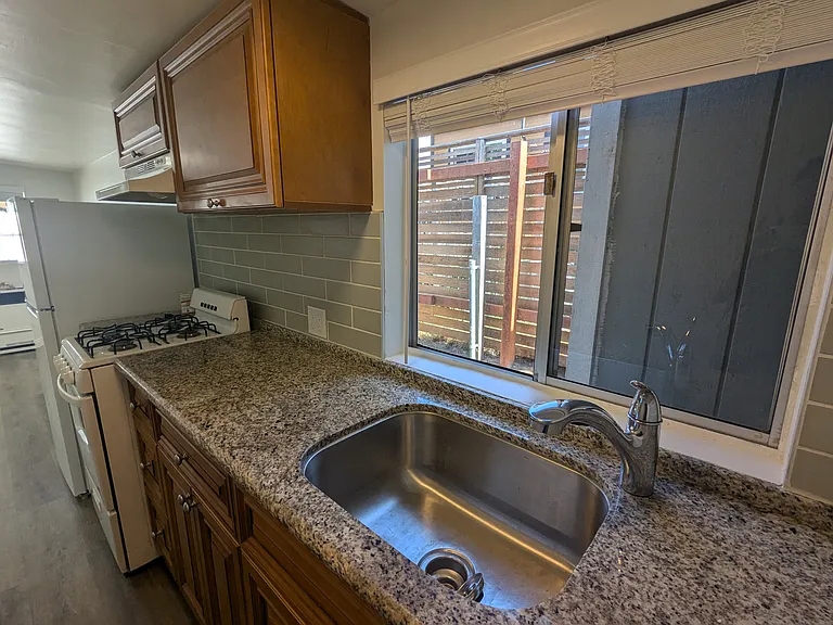 2321 Etiwanda St #E — Photo 9
