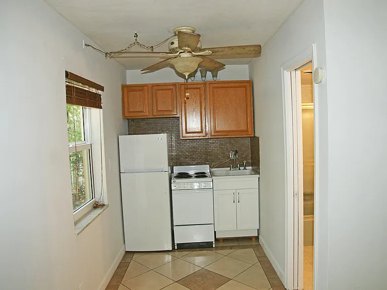 2031 SE 5th St #6 — Photo 3