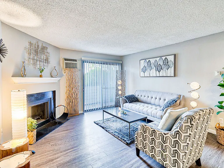 Miramar Apartments — Photo 4