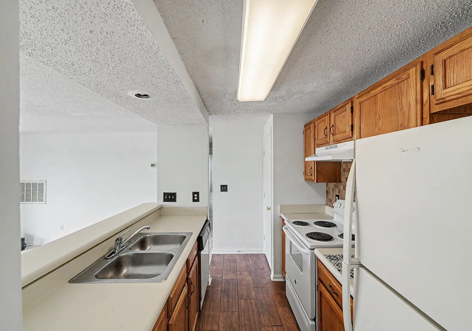 Move-In Ready 3-Bedroom Condo Near Uncc & Lynx Blue Line! — Photo 4