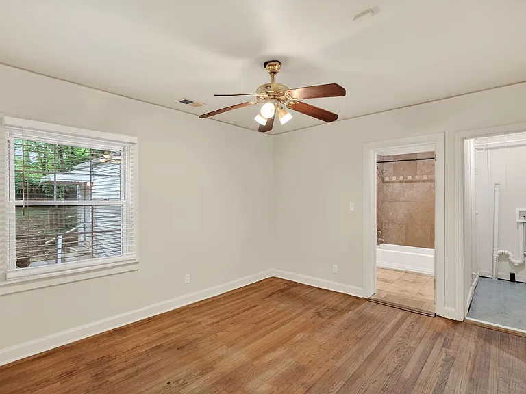 879 Sylvan Pl SW — Photo 4