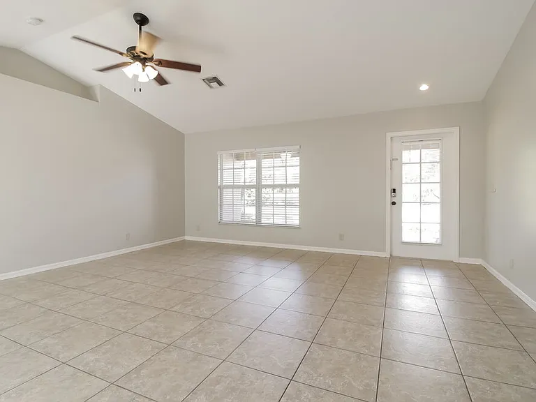 1018 SW 9th Ct — Photo 3